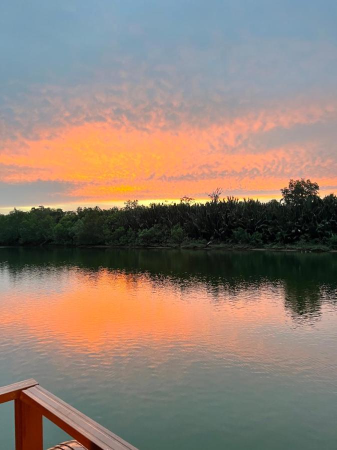 Sungai Endau Bilik Homestay Kuala Rompin Exteriör bild
